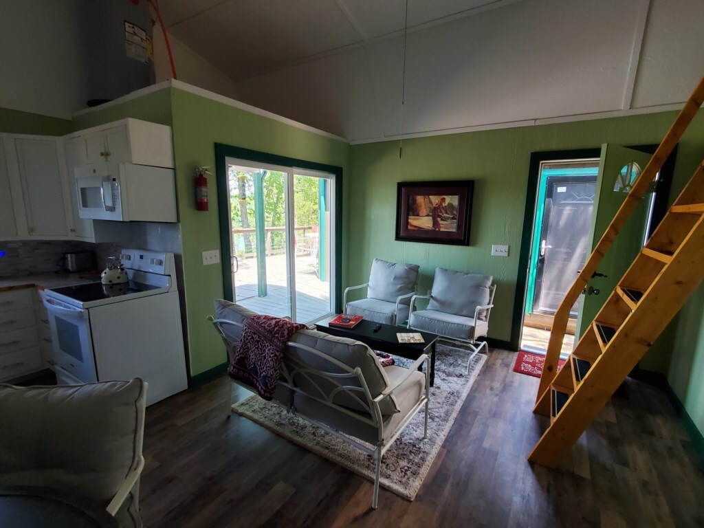 Living room image 3